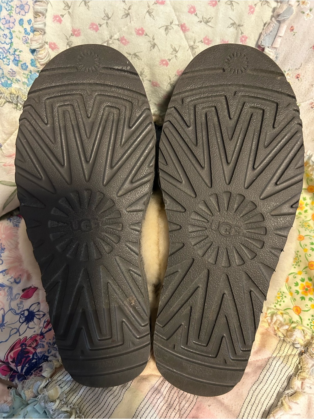 UGG Women's Gray Knit Slippers W/Cream Shearling Trim & Rubber Soles, Sz 8 - Picture 8 of 9